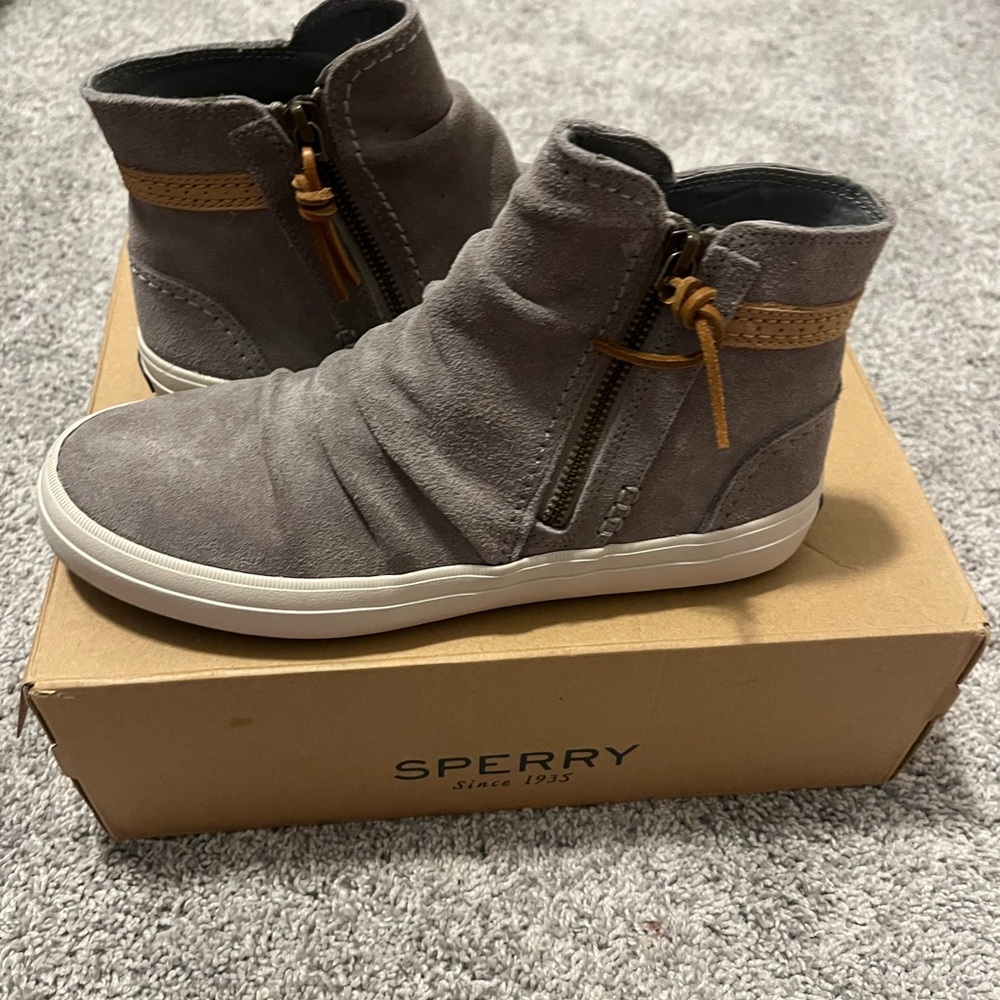 New inbox, suede leather booties.